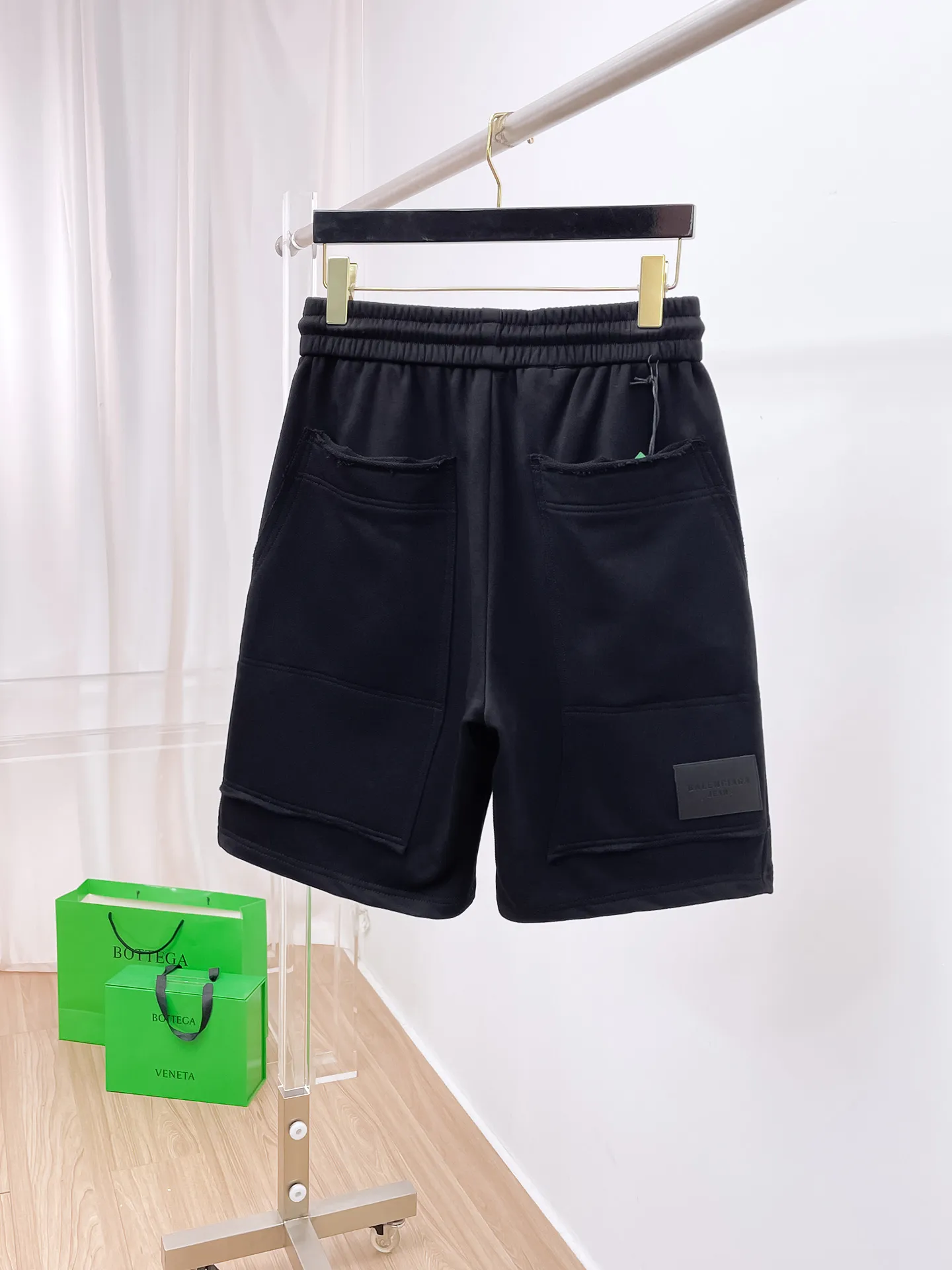 Balenciaga's three-standard complete 2026 summer New Arrival men's casual shorts, advanced custom-made Breathable fabric, Breathable fabric, extremely stretchy and comfortable, impeccable details, top-grade accessories, original logo design concept, delicate and soft feel! The upper body fit is awesome! Size: M-XXXL Please state your height and weight when ordering